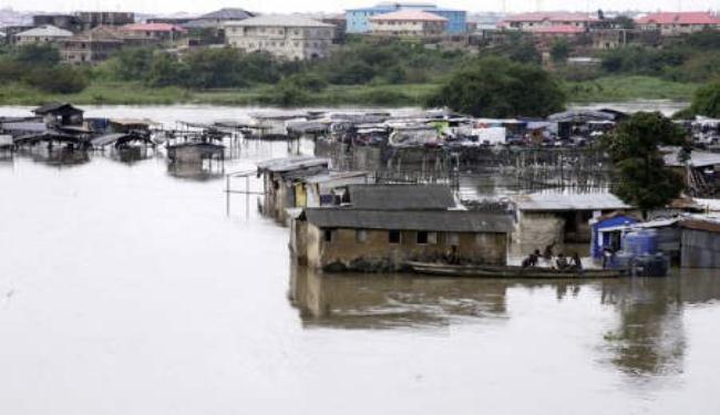 30 قتيلا بفيضانات نيجيريا وتشريد نحو 120 ألف شخص