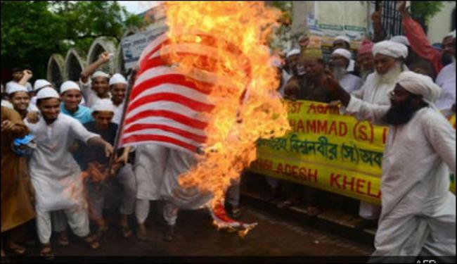 متظاهرون غاضبون يحاولون إقتحام السفارة الأميركية في بنغلاديش