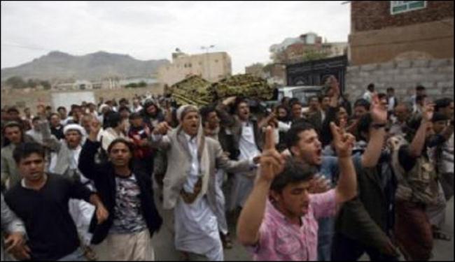 آلاف الطلاب بصنعاء يطالبون بطرد السفير الاميركي