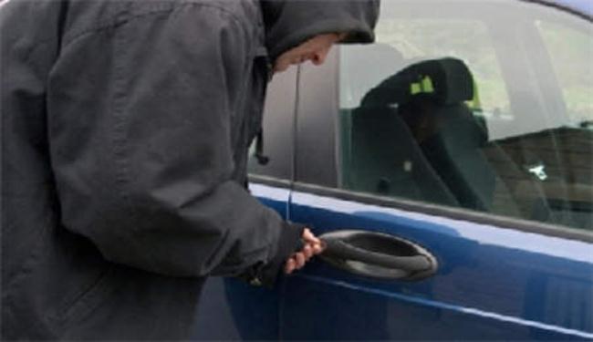 اعتقال رجل بتهمة سرقة سيارته