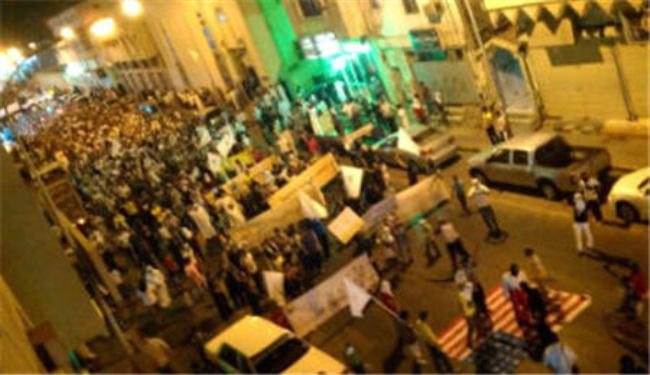 محتجون سعوديون بالقطيف يحرقون علم اميركا والكيان الاسرائيلي