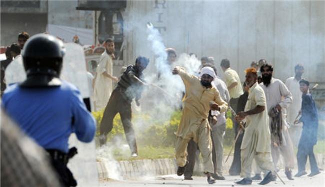 15 جريحا في صدامات بين الشرطة ومتظاهرين بباكستان