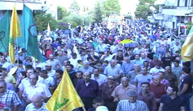 اللبنانيون يتظاهرون بـ