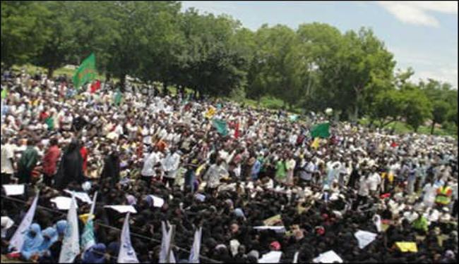 المتظاهرون بنيجيريا يدوسون اعلاما اميركية واسرائيلية 