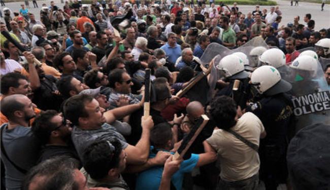 متظاهرون يقتحمون وزارة الدفاع في اليونان