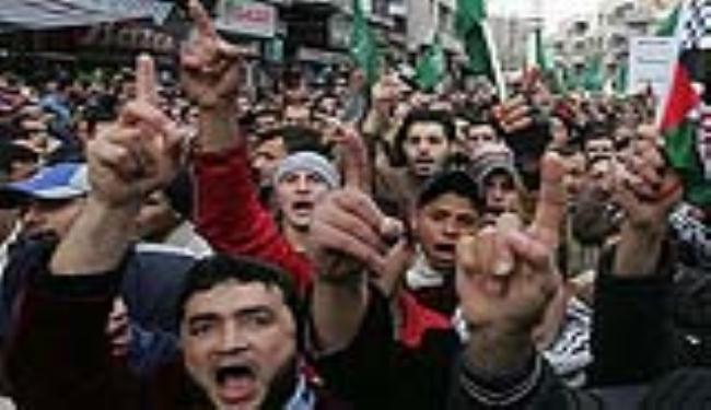 الآلاف يشارکون 