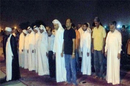 نماز جماعت بحرینی‌ها در مساجد ویران شده