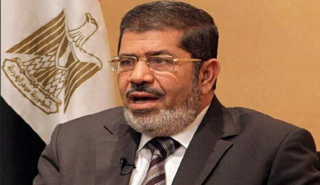مرسي يعد باعادة محاكمة الفلول الذين برأهم القضاء