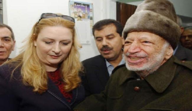 زوجة عرفات تدلي بافادتها في التحقيق حول وفاته