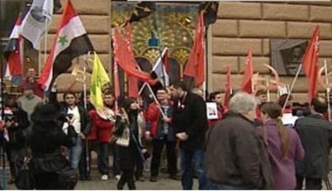 تظاهرة أمام سفارة اميركا بموسكو رفضا للتدخل الغربي بسوريا