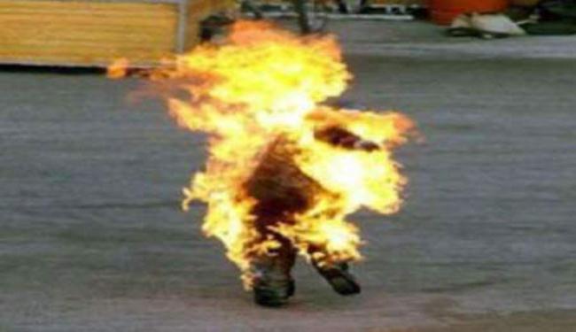 شاب يمني يحرق نفسه احتجاجا على مصادرة عربته