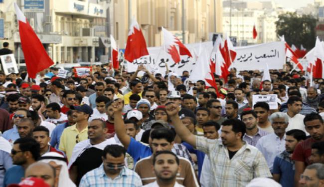 حشود للمعارضة البحرينية تطالب بالديمقراطية والنظام يواصل الاعتقالات