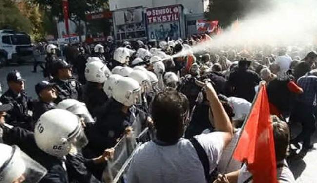 الشرطة التركية تقمع تظاهرة لمؤيدي العلمانية بانقرة