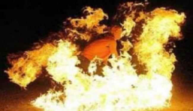 رجل يضرم النار في نفسه أمام مكتب اردوغان