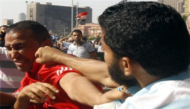 اشتباكات بميدان التحرير بين أنصار 