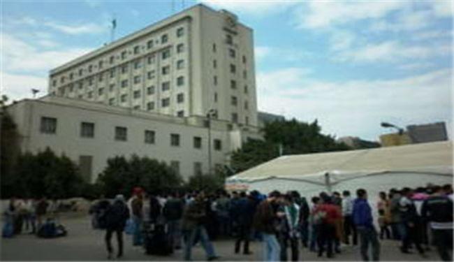 المصريون يهتفون أمام الجامعة العربية 