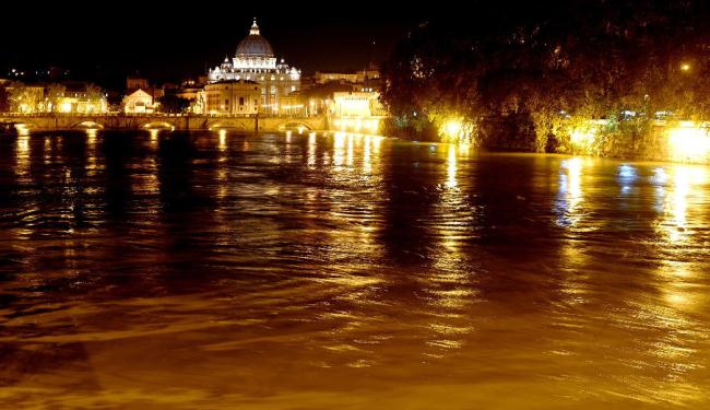 فيضان نهر التيبر في روما يغلق أشهر جسورها التاريخية