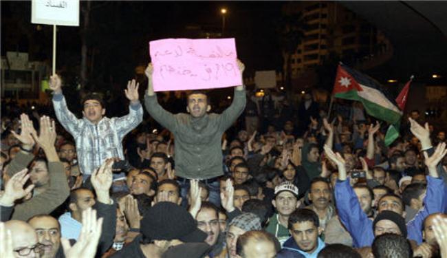 الاف المتظاهرين في الاردن يطالبون الملك بالرحيل