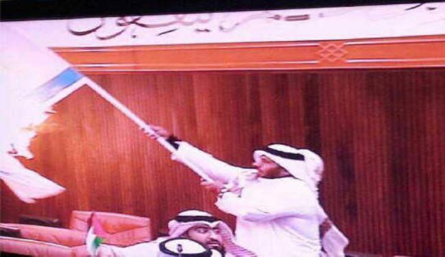 نائب بحريني يحرق العلم الصهيوني داخل البرلمان