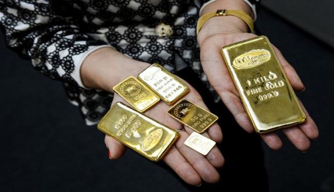 الذهب يتراجع مع صعود الدولار بعد الإخفاق في إبرام اتفاق بشأن اليونان