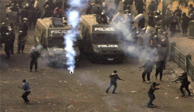 استمرار الاشتباكات بين المتظاهرين وقوات الامن بالقاهرة