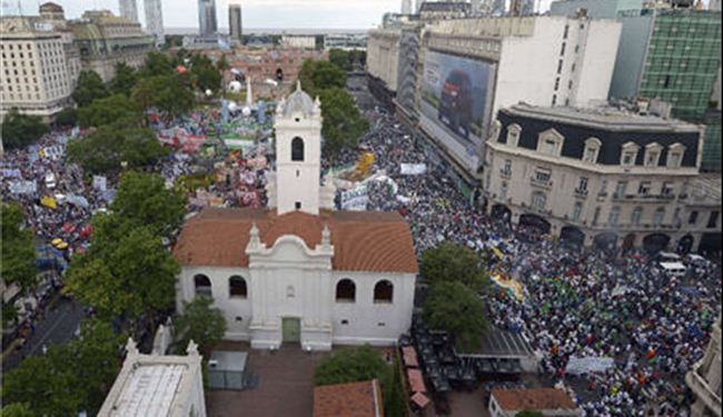 عشرات الاف الارجنتينيين يتظاهرون ضد كيرشنر