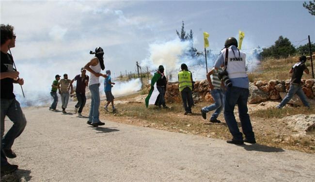 عشرات الإصابات بمواجهة الاحتلال لمسيرات الجدار