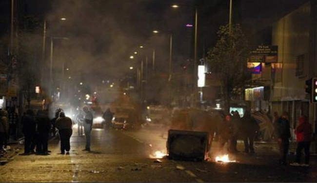 اشتباكات بين الشرطة في ايرلندا الشمالية و محتجين
