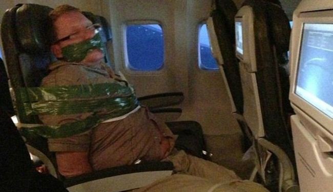تكبيل مسافر مشاغب على مقعد الطائرة