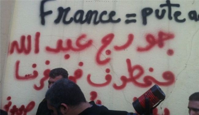 تجمع لبنانی ها مقابل سفارت فرانسه در بیروت