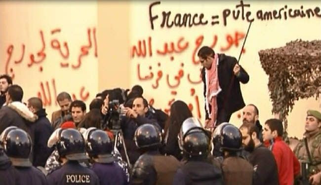تواصل الاعتصام أمام السفارة الفرنسية في بيروت