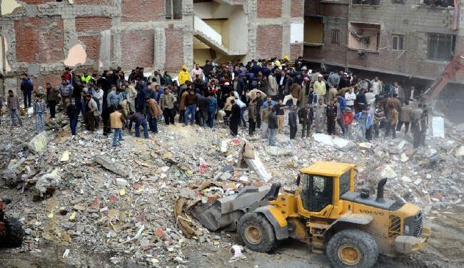 حصيلة انهيار مبنى بالاسكندرية ترتفع الى 25 قتيلا