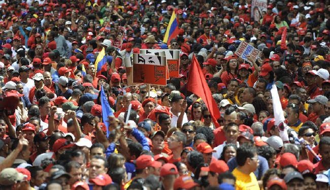 أنصار لتشافيز ومعارضون له يتظاهرون في كراكاس