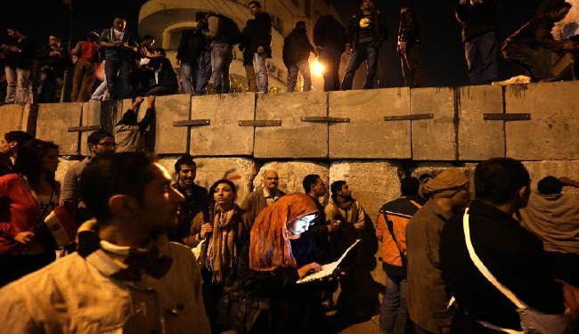 اشتباكات بين قوات الأمن والمعتصمين وسط القاهرة