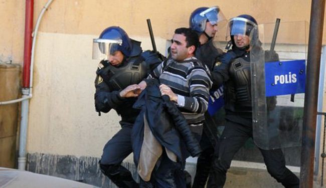 الشرطة تفرق مئات المحتجين في اذربيجان