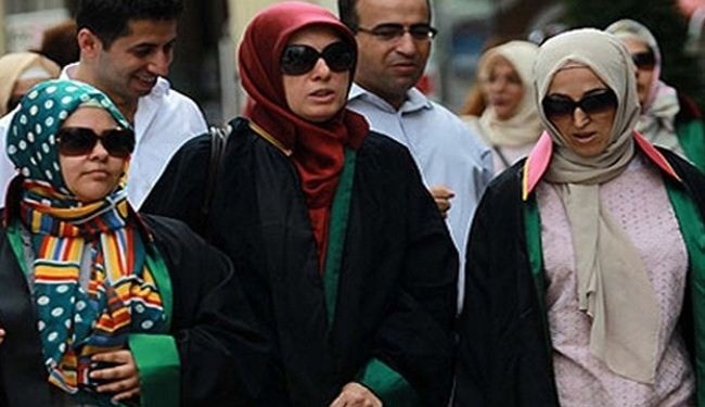 تركيا تسمح للمحاميات بارتداء الحجاب بالمحاكم