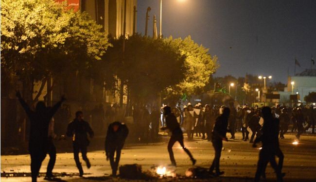 قتيل وعشرات الجرحى بمواجهات امام قصر الرئاسة بمصر