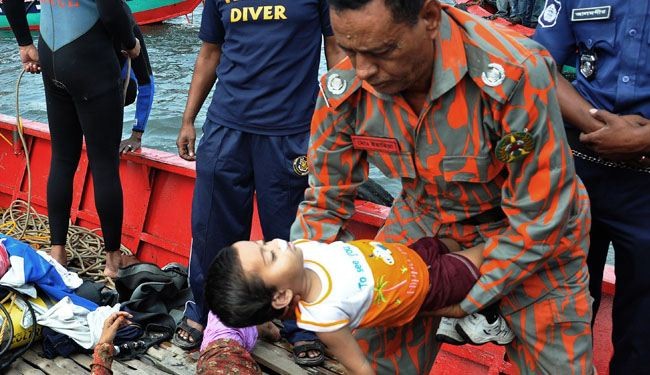 فقدان العشرات اثر غرق عبارة في بنغلادش