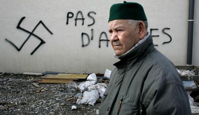 رسم صلبان معقوفة على جدران مسجد في فرنسا