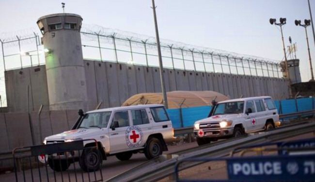 نقل 3 اسرى فلسطينيين مضربين للمشفى