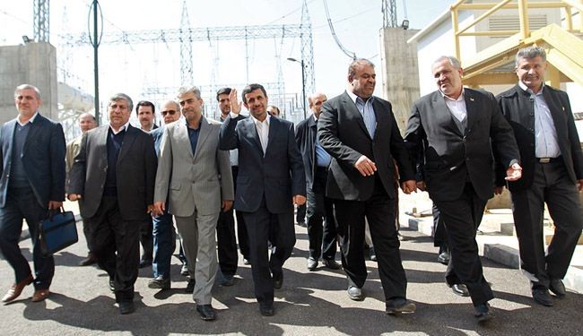 احمدي نجاد يفتتح حقل سروستان النفطي جنوب ايران