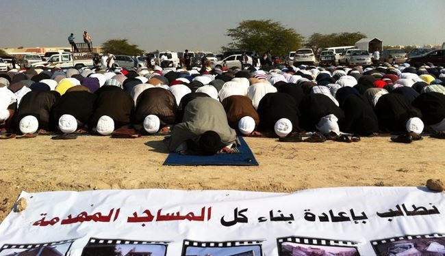 نماز خواندن بحرینی‌ها در مساجد ویران شده
