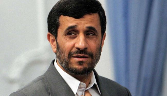 الرئيس احمدي نجاد يشارك في مراسم تشييع تشافيز