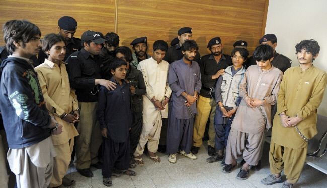 الشرطة الباكستانية تعتقل اطفالا متهمين بزرع قنابل