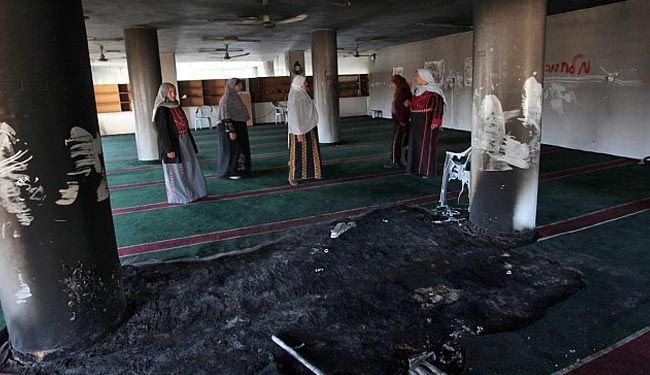 جنود الاحتلال يضرمون النار في مسجد بالخليل