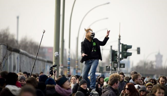 از اعتراض به تخریب دیوار برلین تا دستکش بوکس مرکل
