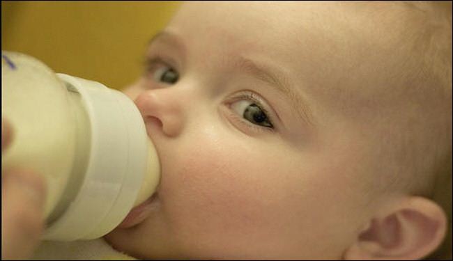 الحليب خالي الدسم لا يقي الرضع من البدانة
