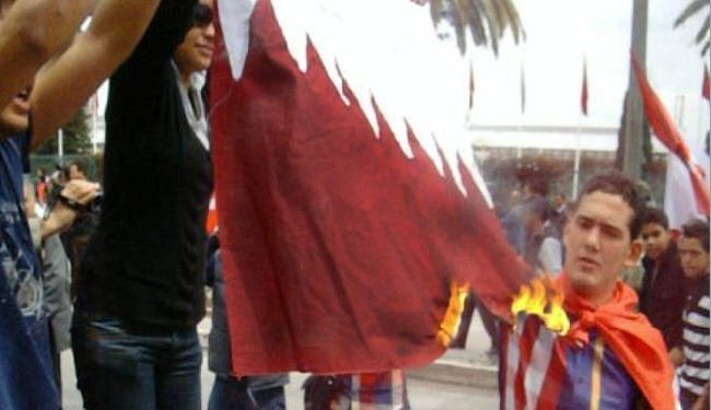 تونسيون يحرقون علم قطر ويطالبون بكشف قاتل بلعيد