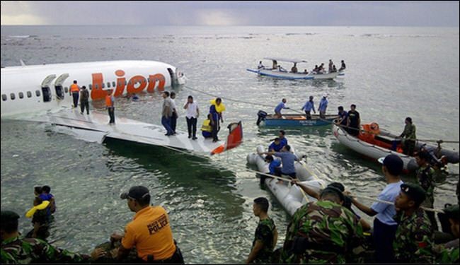 نجاة جميع ركاب طائرة اندونيسية سقطت بالبحر