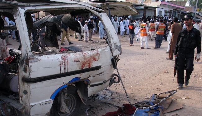 مقتل ثمانية في انفجار حافلة ركاب قرب بيشاور